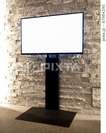 ロビーに置かれたデジタルサイネージ 87994290