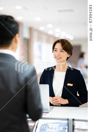 受付の女性 87994383