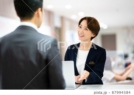 受付の女性 87994384