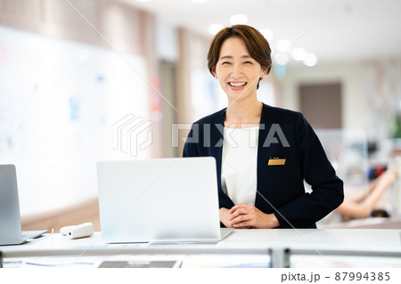 受付の女性 87994385