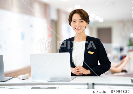 受付の女性 87994386