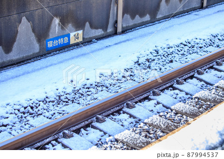 駅のホーム　寝台特急の乗車位置表示 87994537