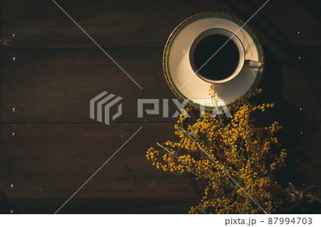 ミモザとコーヒーの背景画像　サムネイル素材 87994703