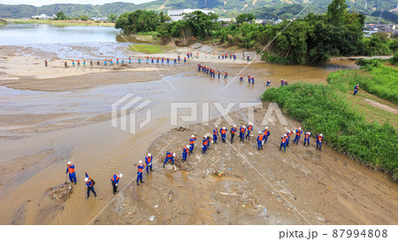 消防・警察による行方不明者の捜索活動 87994808