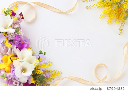 春の花のフレーム フリージア ミモザ スイートピーの写真素材