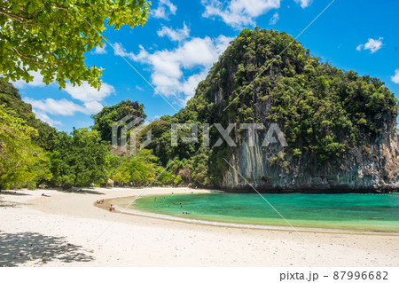 Beautiful beach on Hong island, Krabi, Thailand. landmark, destination Southeast Asia Travel, vacation , tropical and holiday concept 87996682