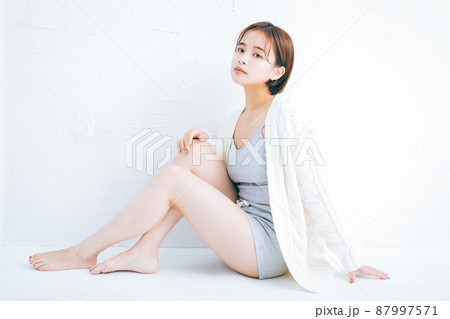 若い女性のスキンケアイメージ 87997571