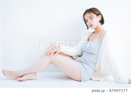 若い女性のスキンケアイメージ 87997577