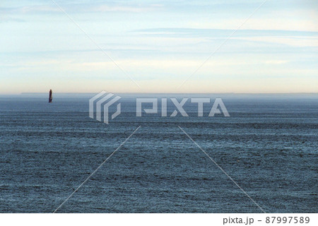 納沙布岬から見た北方領土　貝殻島灯台 87997589