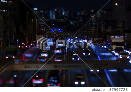 夜の玉川通りのミニチュア風の交通渋滞【交通イメージ】 87997728