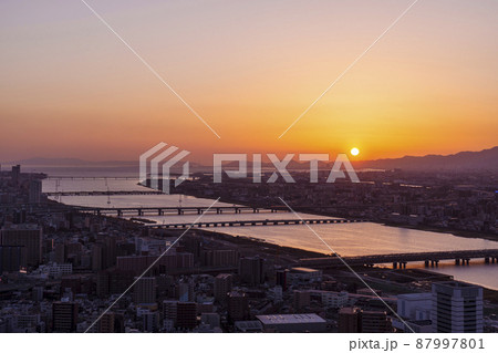 大阪　夕暮れの梅田 都市景観（梅田スカイビルより） 87997801