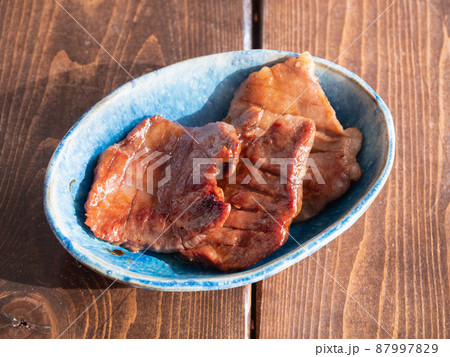 味噌味の牛たん。食べるために焼いたスライスした牛たん。 87997829