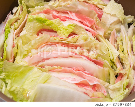 ミルフィーユ鍋。豚肉と白菜を重ねて煮込む料理。 ミルフィーユ鍋。豚肉と白菜を重ねて煮込む料理。 87997834