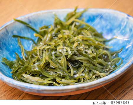 美味しい刺身昆布。ポン酢や麺つゆで食べるヘルシーな昆布。 美味しい刺身昆布。ポン酢や麺つゆで食べるヘルシーな昆布。 87997843