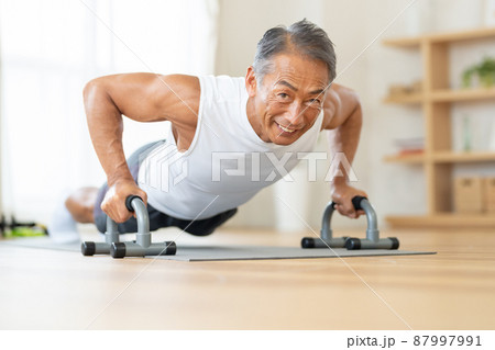 筋トレをするシニアの男性 筋トレをするシニアの男性 87997991