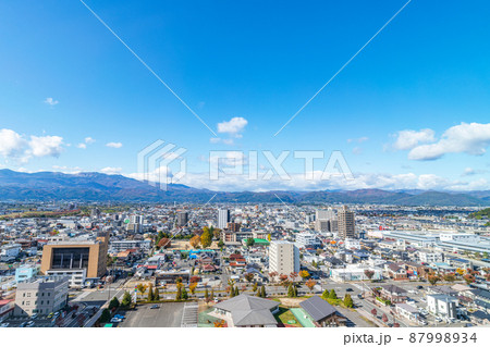 福島県福島市　JR福島駅周辺から望む福島市の街並み（JR福島駅周辺から西方向） 87998934