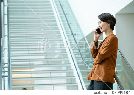 キャリアウーマン　スマホ　撮影協力 : LINK FOREST 87999104