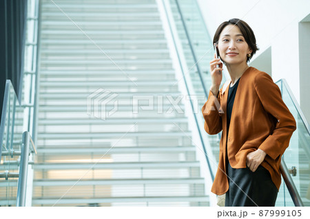 キャリアウーマン　スマホ　撮影協力 : LINK FOREST 87999105