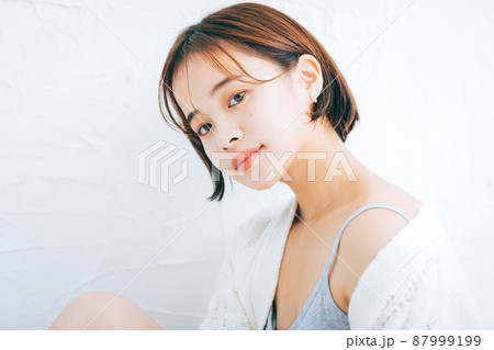 若い女性のヘアスタイル、ビューティーイメージ 87999199