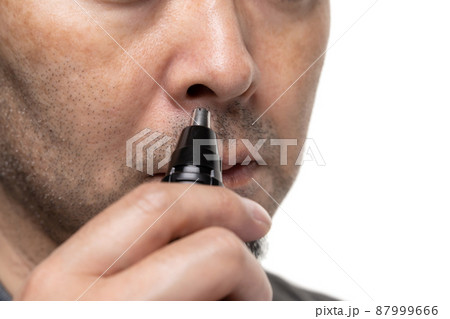 鼻毛カッターを使う人　鼻毛バリカン 87999666