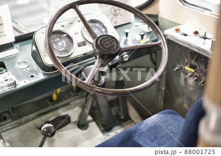 レトロなバスの運転席 88001725