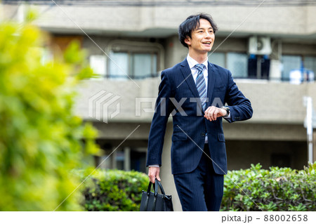 ビジネスマン 屋外 営業 ビジネスマン 屋外 営業 88002658