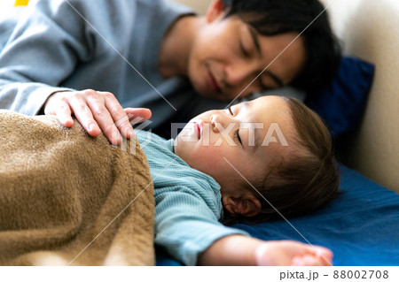お昼寝　子供 88002708