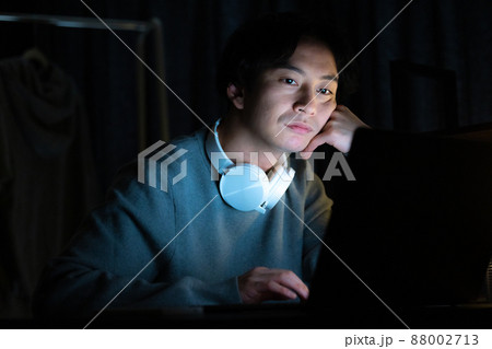 夜 男性 パソコン 調べる 夜 男性 パソコン 調べる 88002713