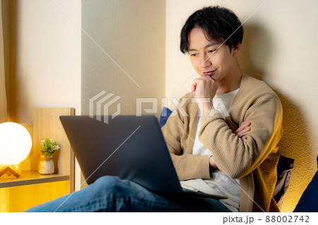 夜　ノートパソコン　ベッド　夜更かし 88002742