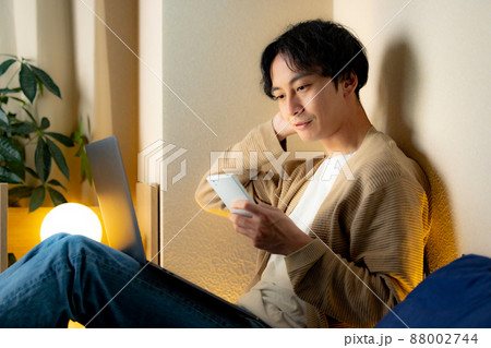 男性　夜　スマホ 88002744