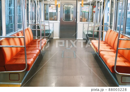 西武線の車内 西武線の車内 88003228