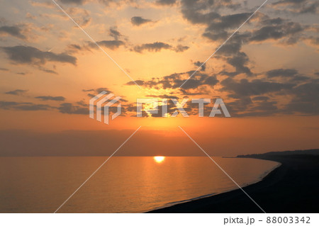 琴ヶ浜 海面の太陽を眺める (高知県 安芸市 赤野休憩所) 琴ヶ浜 海面の太陽を眺める (高知県 安芸市 赤野休憩所) 88003342
