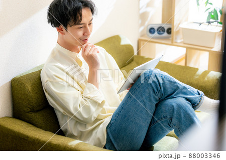 男性　タブレット　リビング 88003346