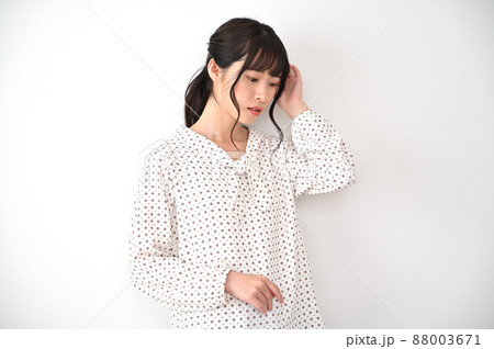 ポーズを取る女性ポートレート 88003671