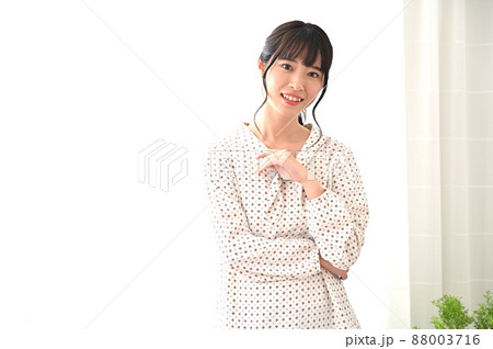 ポーズを取る女性ポートレートの写真素材 [88003716] - PIXTA