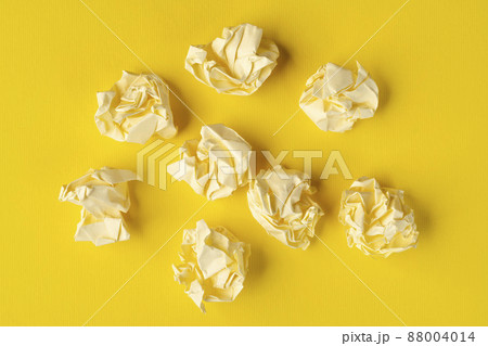 crumpled pieces of paper 88004014