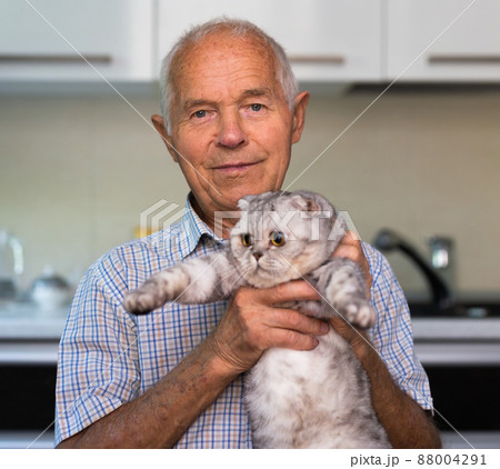 Portrait of old man with cat 88004291