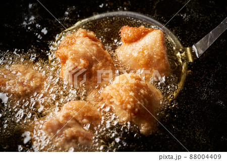 鶏の唐揚げを揚げる 88004409