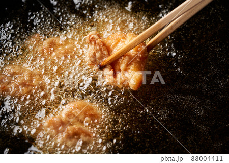 鶏の唐揚げを揚げる 鶏の唐揚げを揚げる 88004411