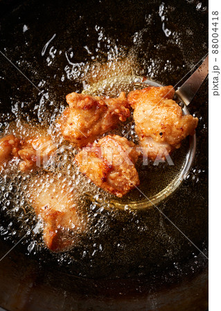 鶏の唐揚げを揚げる 鶏の唐揚げを揚げる 88004418