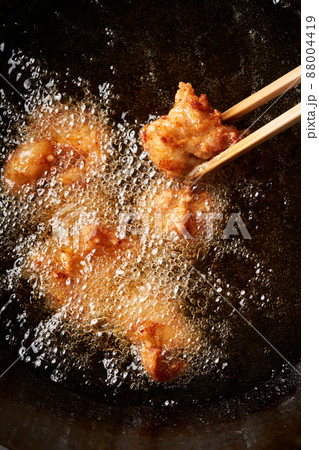鶏の唐揚げを揚げる 88004419