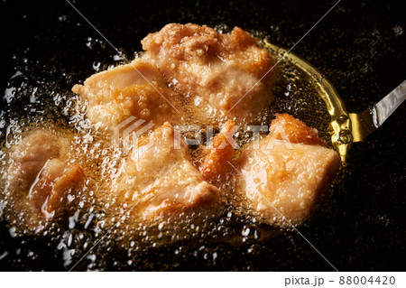 鶏の唐揚げを揚げる 88004420