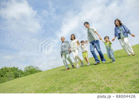 公園で遊ぶ3世代家族 88004426