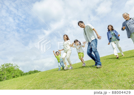 公園で遊ぶ3世代家族 88004429