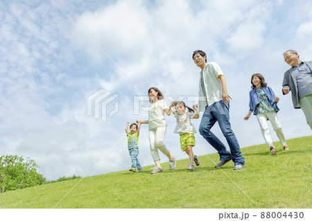 公園で遊ぶ3世代家族 88004430