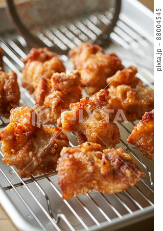 揚げ上がった鶏の唐揚げ 88004545