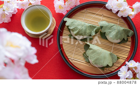 かしわ餅と日本茶 かしわ餅と日本茶 88004878