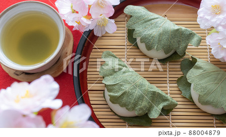 かしわ餅と日本茶 かしわ餅と日本茶 88004879