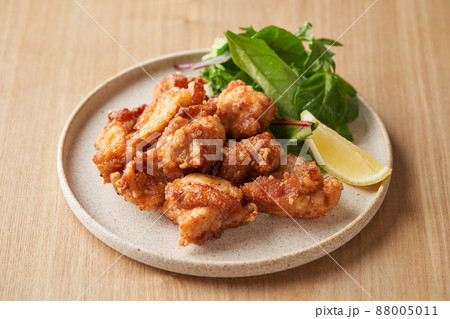 皿に盛り付けた鶏の唐揚げ 皿に盛り付けた鶏の唐揚げ 88005011