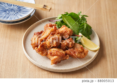 皿に盛り付けた鶏の唐揚げ 88005013